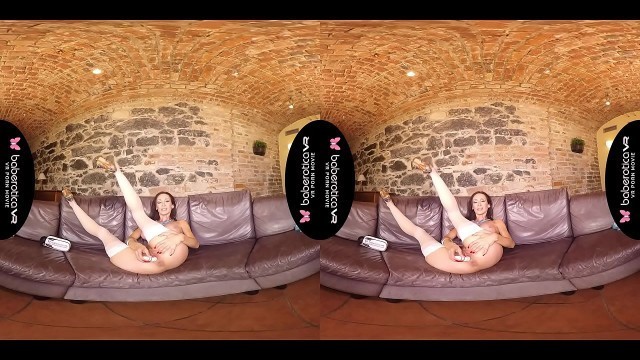 Solo mature&comma; Cynthia Velons is pleasing herself&comma; in VR