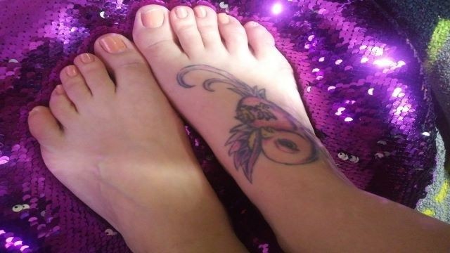 Foot Pamper with Nicole Pearl